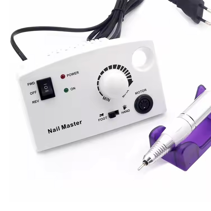 Dũa móng tay điện để bàn màu trắng